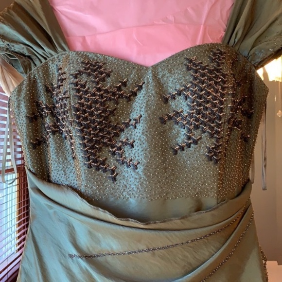 Formal gown - Picture 4 of 7